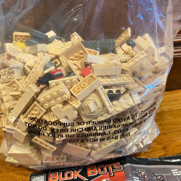 Mega Bloks Alien Agency The Arrival 2003 + TONS of extra Bricks! - Picture 3 of 5